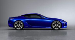 A TERMÉSZETES FÉNY JÁTÉKA: EGYEDI FÉNYEZÉST KAPOTT A LEXUS SZUPERSPORT KUPÉJA